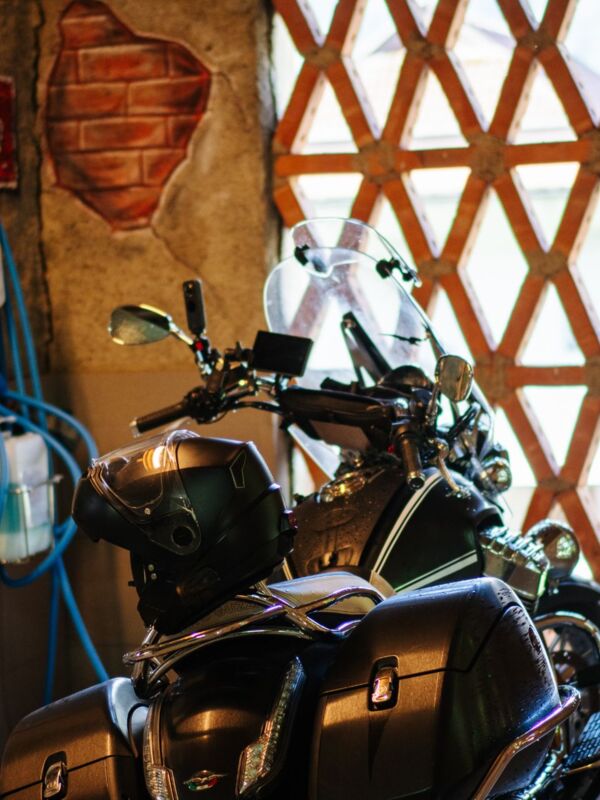 Großzügige Motorrad-Garage mit Waschplatz im Hotel Gasthof Strasswirt am Nassfeld in Kärnten