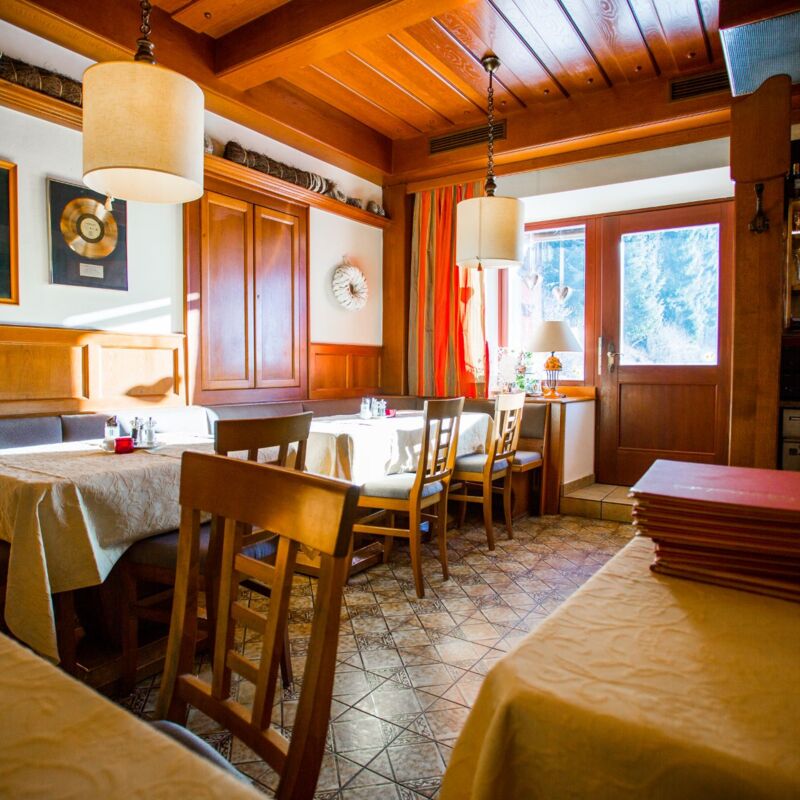 Gemütliche Gaststube/Restaurant im Hotel Gasthof Strasswirt am Nassfeld in Kärnten