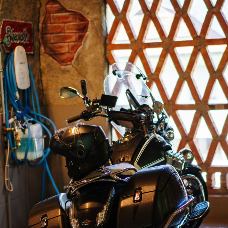 Großzügige Motorrad-Garage mit Waschplatz im Hotel Gasthof Strasswirt am Nassfeld in Kärnten