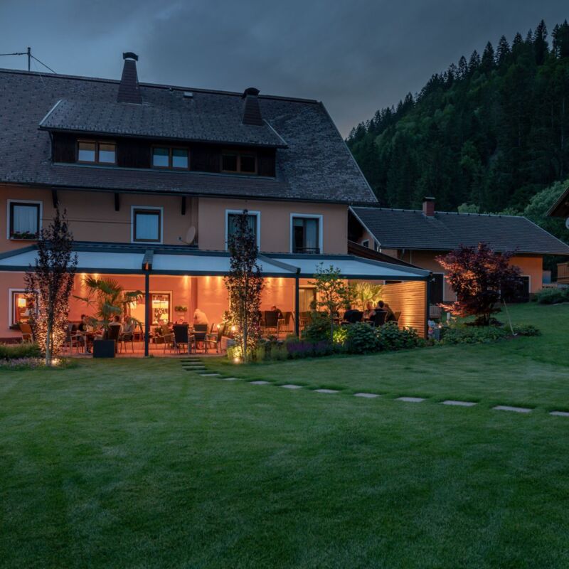 Gastgarten im Sommer mit herrlicher Aussicht auf die Karnischen Alpen, bei Kaffee und Kuchen oder einem schmackhaften Eisbecher.