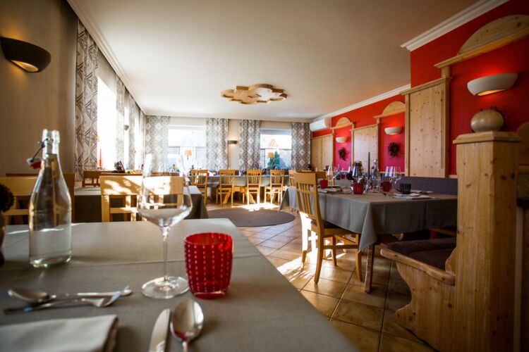 Geräumiges Restaurant mit gemütlichem Ambiente im Hotel Gasthof Strasswirt am Nassfeld in Kärnten