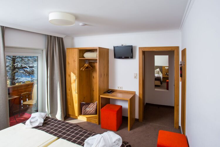 Geräumiges, modernes Doppelzimmer mit Balkon im Hotel Gasthof Strasswirt am Nassfeld in Kärnten