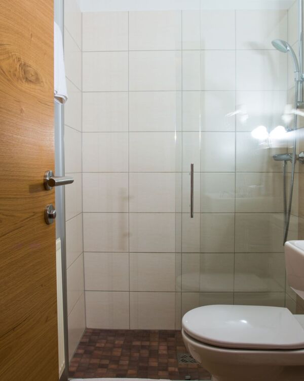 Sauberes Badezimmer im Hotel Gasthof Strasswirt am Nassfeld in Kärnten